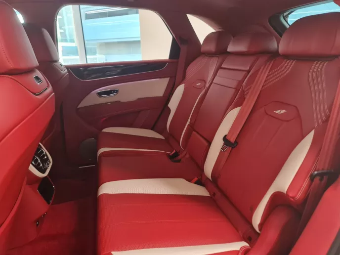Bentley Bentayga (Negro), 2022 para alquiler en Abu Dhabi
