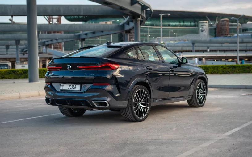 BMW X6 M-kit (Dunkelblau), 2022  zur Miete in Dubai