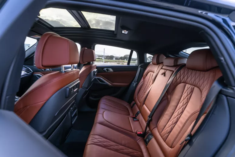 BMW X6 M-kit (Dunkelblau), 2022  zur Miete in Dubai