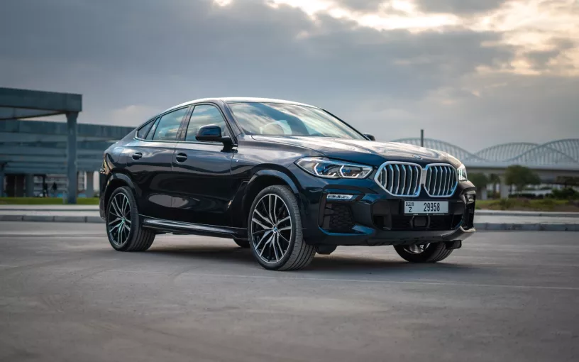 BMW X6 M-kit (Dunkelblau), 2022  zur Miete in Dubai