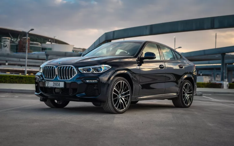 BMW X6 M-kit (Dunkelblau), 2022  zur Miete in Dubai