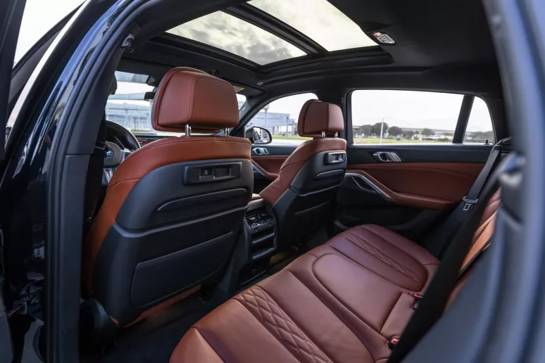 BMW X6 M-kit (Dunkelblau), 2022  zur Miete in Dubai