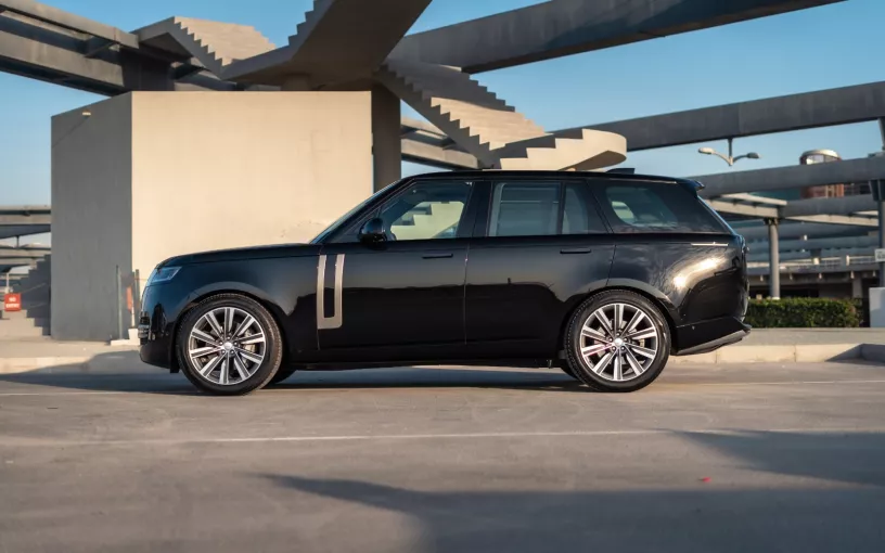 Range Rover Vogue HSE (Schwarz), 2023  zur Miete in Dubai