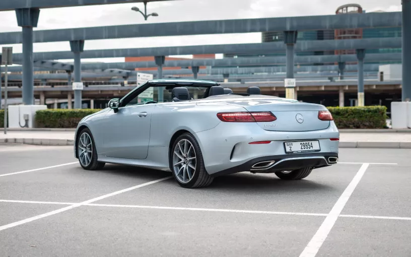 Dubai'de kiralık Mercedes E200 Cabrio (Gri), 2022