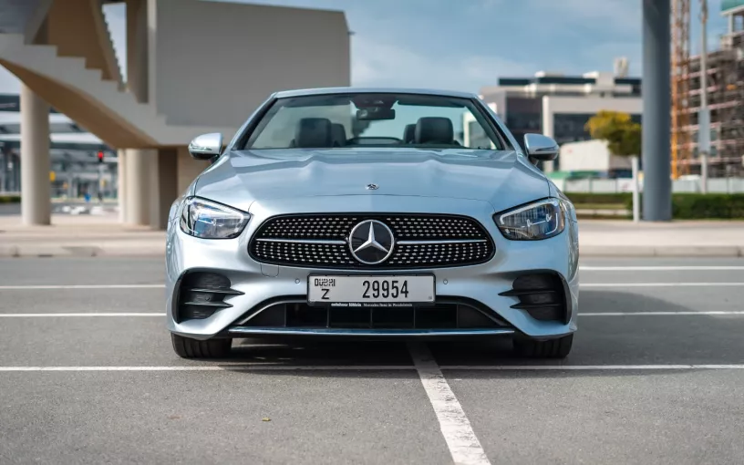 Dubai'de kiralık Mercedes E200 Cabrio (Gri), 2022