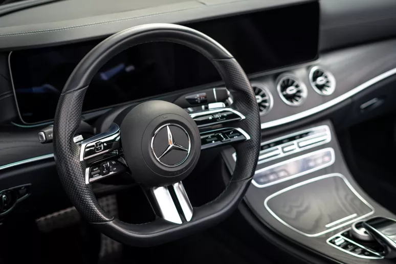 Dubai'de kiralık Mercedes E200 Cabrio (Gri), 2022