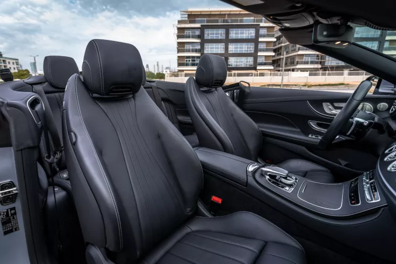 Dubai'de kiralık Mercedes E200 Cabrio (Gri), 2022