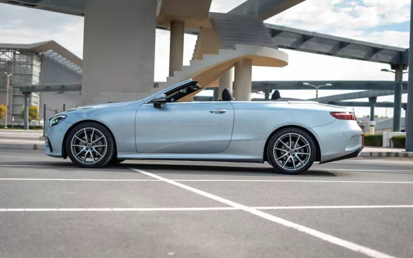 Dubai'de kiralık Mercedes E200 Cabrio (Gri), 2022