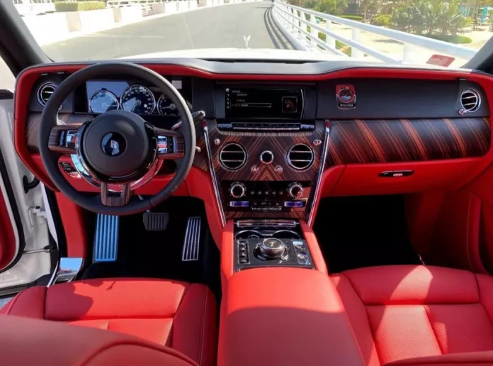 Abu Dabi'de kiralık Rolls Royce Cullinan (Beyaz), 2020