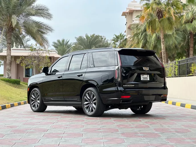 Cadillac Escalade (Schwarz), 2023  zur Miete in Dubai