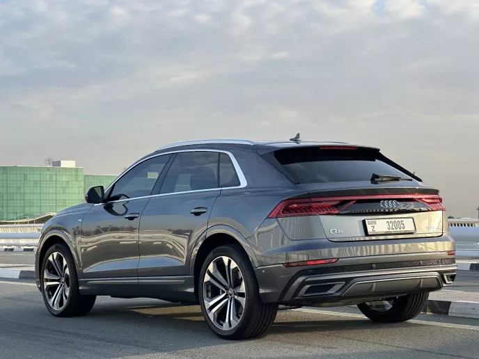 Audi Q8 (Gris), 2023 para alquiler en Dub&aacute;i