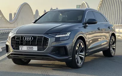 Audi Q8 (Gris), 2023 para alquiler en Dub&aacute;i