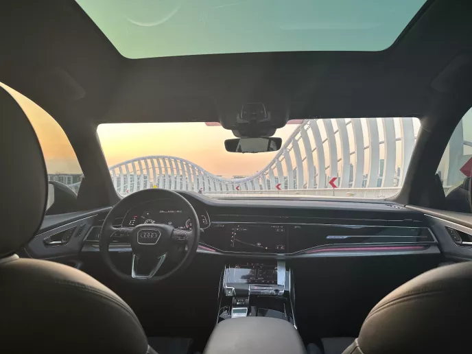 Audi Q8 (Gris), 2023 para alquiler en Dub&aacute;i