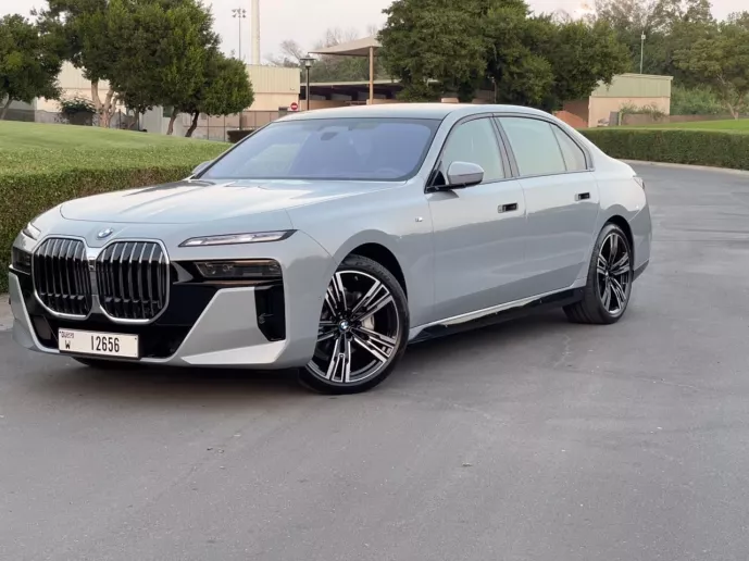 BMW 740Li (Серый), 2023 для аренды в Дубай