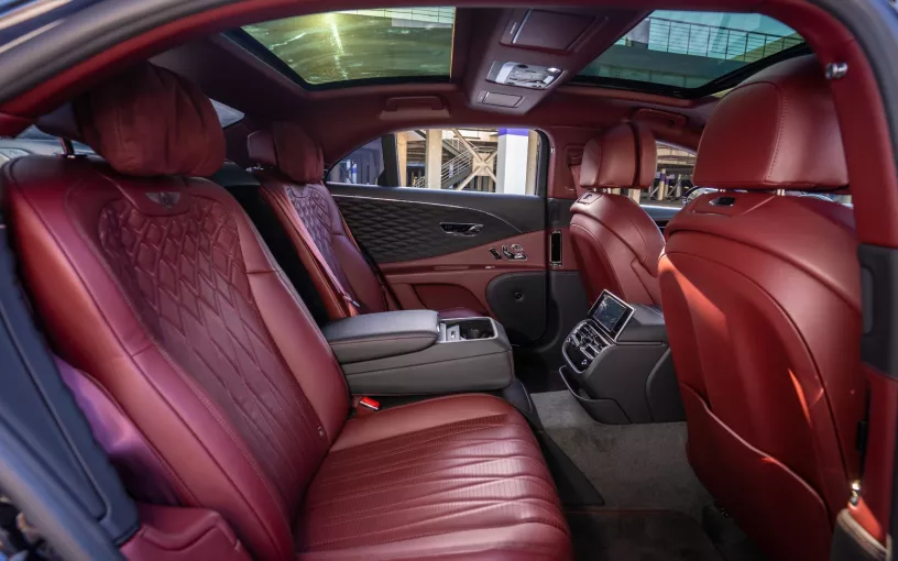 Bentley Flying Spur (Zwart), 2023 te huur in Ras Al Khaimah