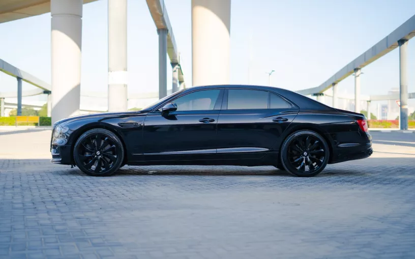 Bentley Flying Spur (Zwart), 2023 te huur in Ras Al Khaimah