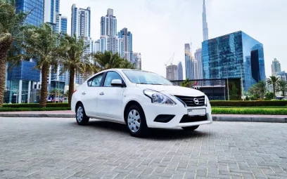 Nissan Sunny (Wei&szlig;), 2023 zur Miete in Dubai