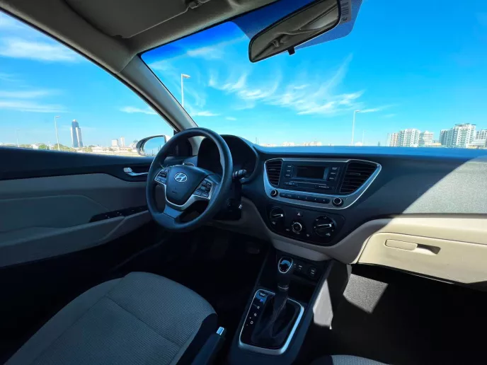 Hyundai Accent (rojo), 2022 para alquiler en Dub&aacute;i