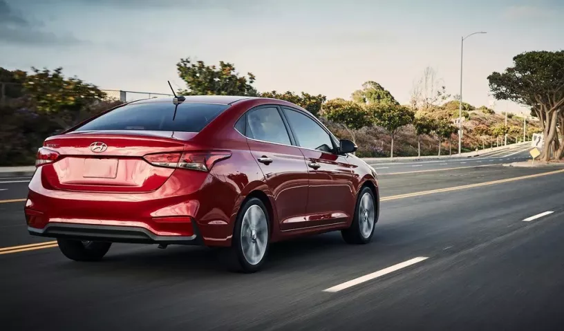 Hyundai Accent (rojo), 2022 para alquiler en Dub&aacute;i