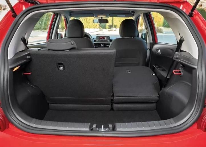 KIA Picanto (rojo), 2022 para alquiler en Dub&aacute;i