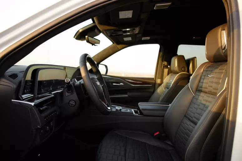 Cadillac Escalade (Белый), 2023 для аренды в Абу-Даби