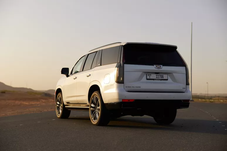 Cadillac Escalade (Белый), 2023 для аренды в Абу-Даби