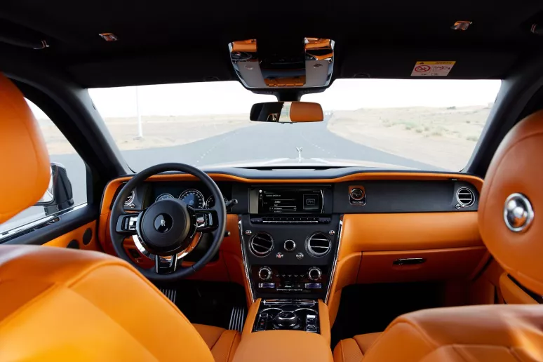 Abu Dabi'de kiralık Rolls Royce Cullinan (Siyah), 2023