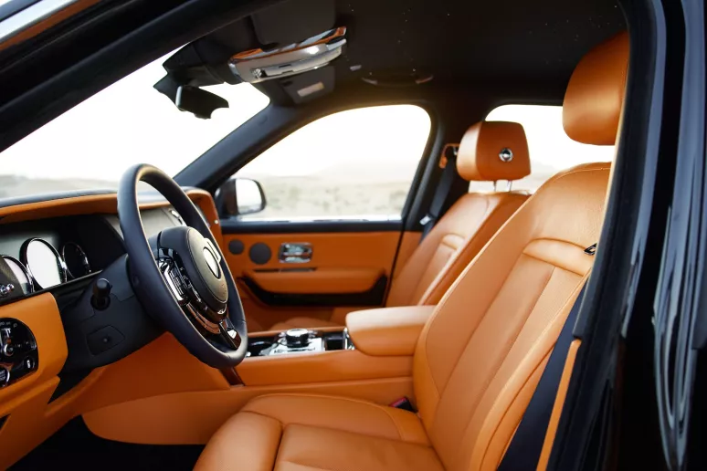 Abu Dabi'de kiralık Rolls Royce Cullinan (Siyah), 2023