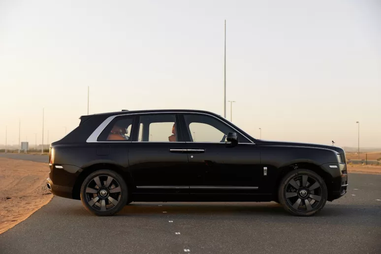 Abu Dabi'de kiralık Rolls Royce Cullinan (Siyah), 2023