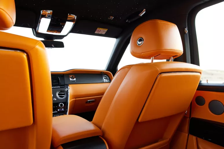 Abu Dabi'de kiralık Rolls Royce Cullinan (Siyah), 2023