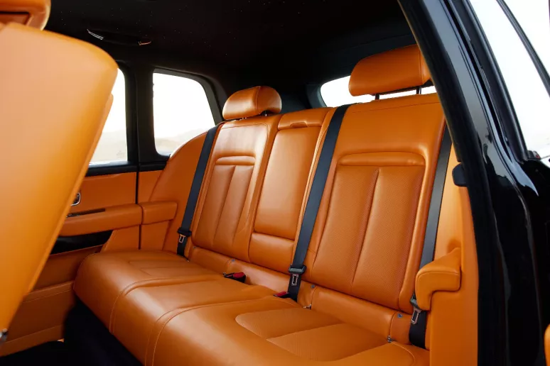 Abu Dabi'de kiralık Rolls Royce Cullinan (Siyah), 2023
