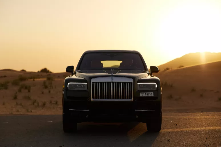 Abu Dabi'de kiralık Rolls Royce Cullinan (Siyah), 2023