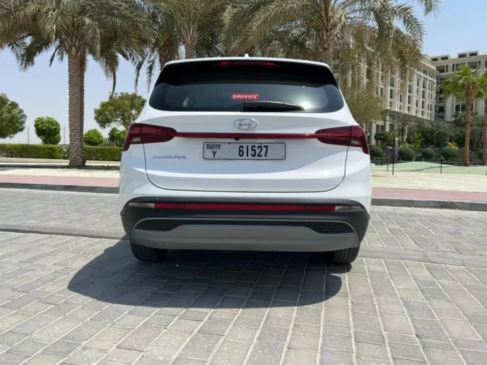 Hyundai Santa Fe (Blanc), 2023 &agrave; louer &agrave; Sharjah