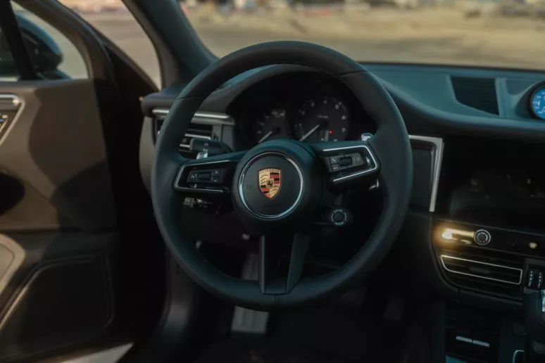在迪拜 租 保时捷Macan Platinum (黑色), 2022