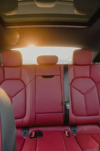 在迪拜 租 保时捷Macan Platinum (黑色), 2022