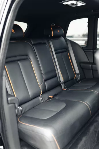Abu Dabi'de kiralık Rolls Royce Cullinan (Siyah), 2020