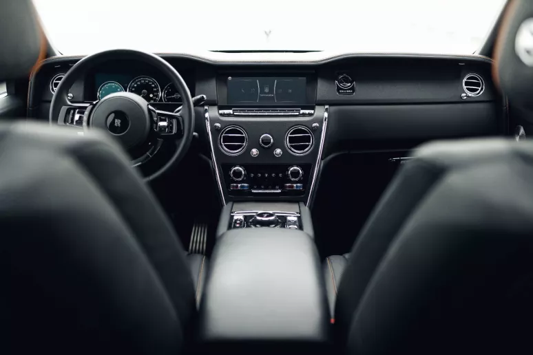 Abu Dabi'de kiralık Rolls Royce Cullinan (Siyah), 2020