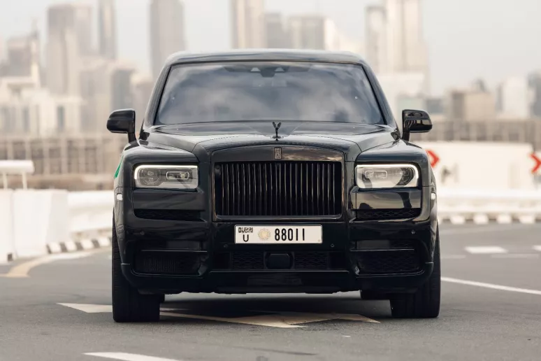 Abu Dabi'de kiralık Rolls Royce Cullinan (Siyah), 2020