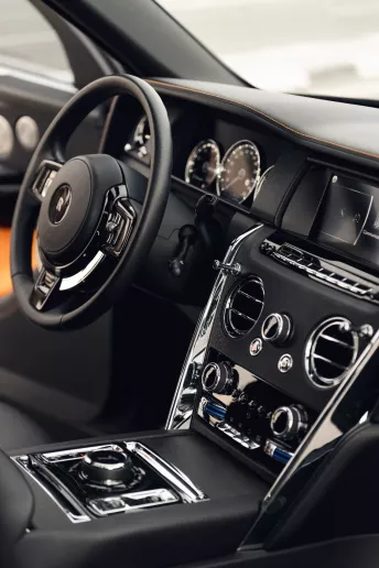 Abu Dabi'de kiralık Rolls Royce Cullinan (Siyah), 2020