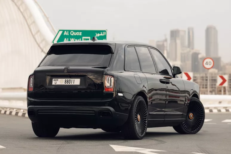 Abu Dabi'de kiralık Rolls Royce Cullinan (Siyah), 2020