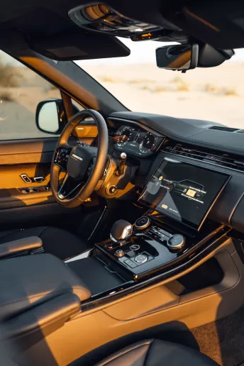 Şarika'de kiralık Range Rover Sport (Siyah), 2022