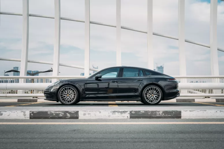 Porsche Panamera (Negro), 2021 para alquiler en Dub&aacute;i