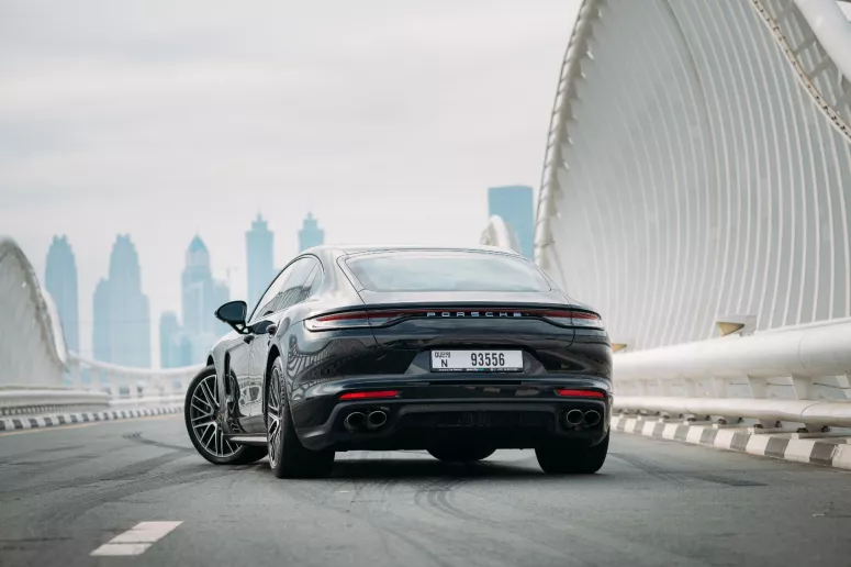 Porsche Panamera (Negro), 2021 para alquiler en Dub&aacute;i