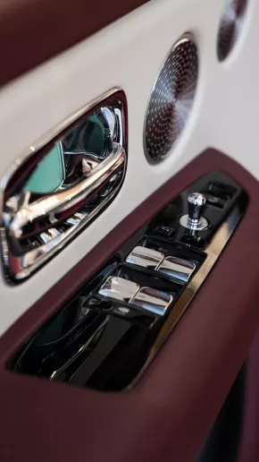 Abu Dabi'de kiralık Rolls Royce Cullinan Mansory (Kırmızı), 2020