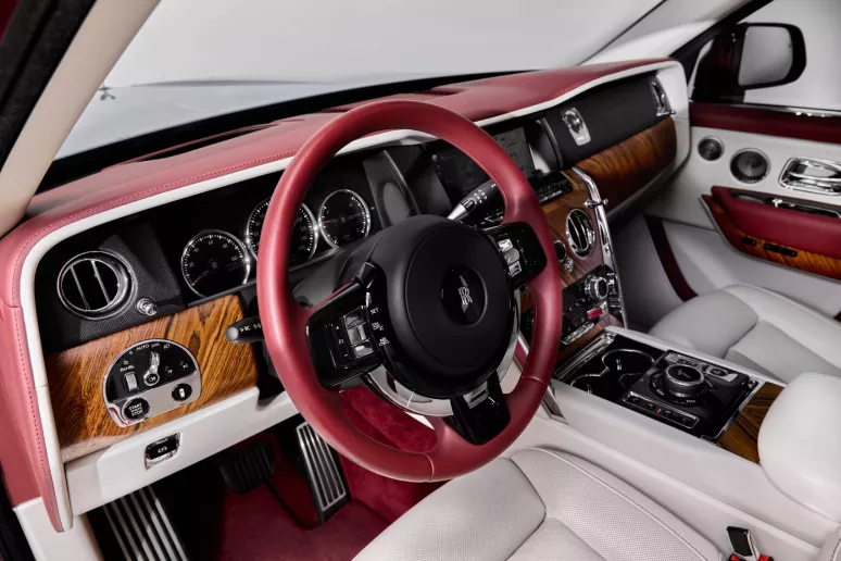 Abu Dabi'de kiralık Rolls Royce Cullinan Mansory (Kırmızı), 2020