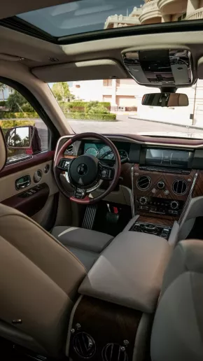 Abu Dabi'de kiralık Rolls Royce Cullinan Mansory (Kırmızı), 2020