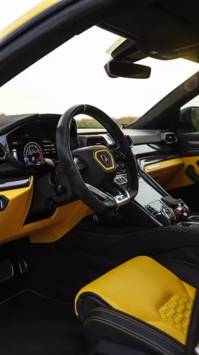 Lamborghini Urus (Giallo), 2019 in affitto a Abu Dhabi