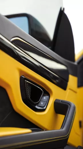 Lamborghini Urus (Giallo), 2019 in affitto a Abu Dhabi