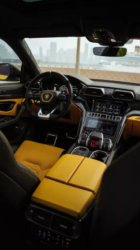 Lamborghini Urus (Giallo), 2019 in affitto a Abu Dhabi