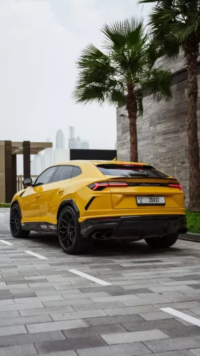 Lamborghini Urus (Giallo), 2019 in affitto a Abu Dhabi